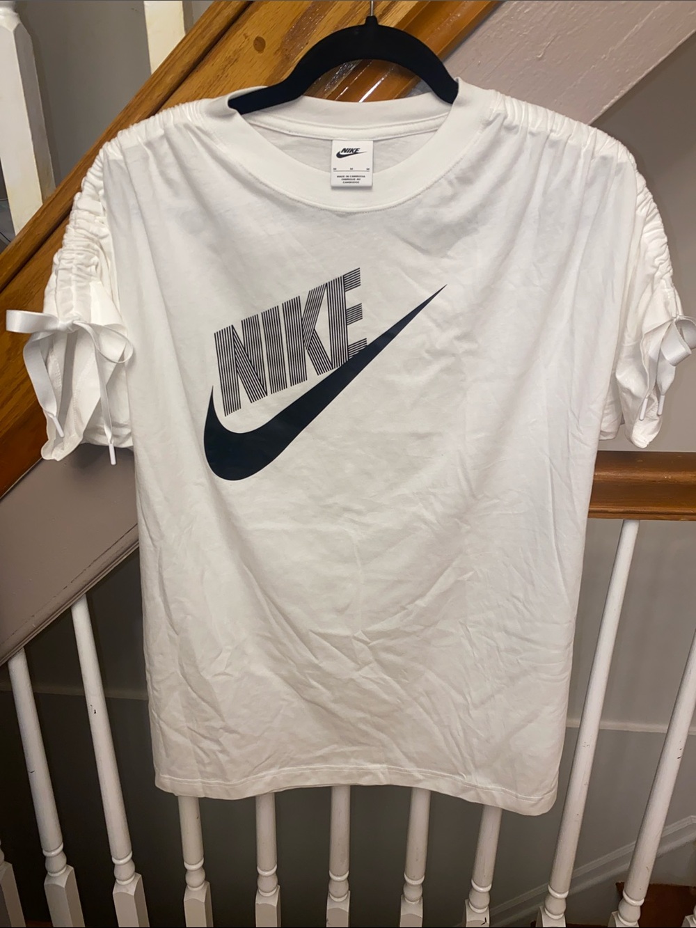 NIKE Woman’s White Tee with Black Swoosh~Ribbon Tie Sleeve ~ Size:M (New w/o T)